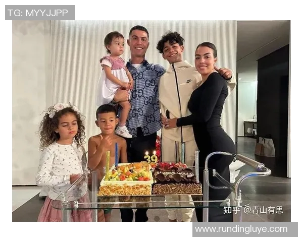 哪个足球明星在单身生活中最久最引人关注呢