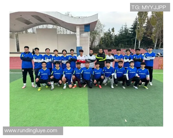 足球明星意外重逢班主任感慨万千共同回忆校园岁月的温馨瞬间